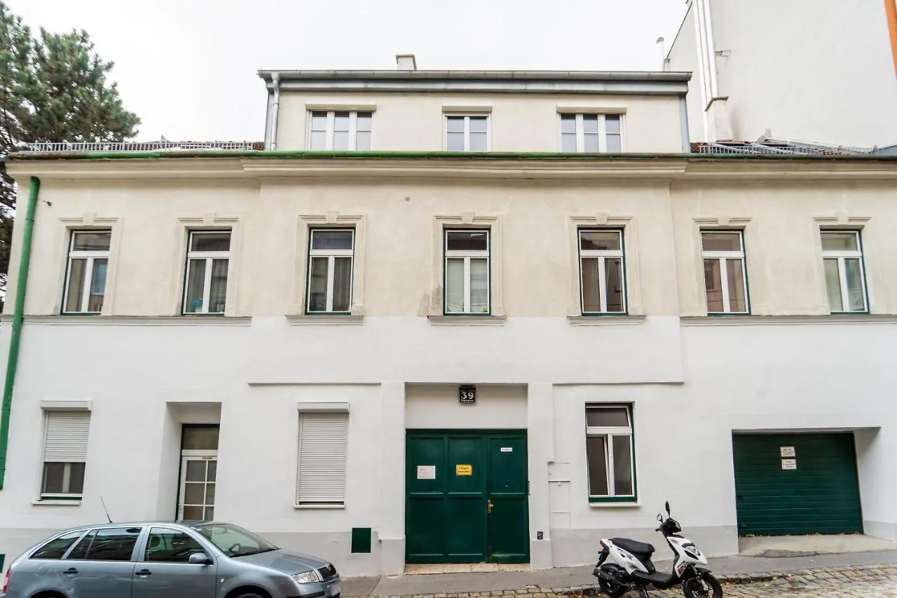 Rooftop Apartment Near Mariahilfstrasse - Free Garage Vienna